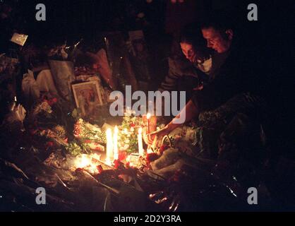 Trauernde stellen heute Abend (Sonntag) Kerzen unter die Kränze vor dem Buckingham Palace zu Ehren von Diana, Prinzessin von Wales, die in den frühen Morgenstunden bei einem Autounfall mit ihrem Gefährten Dodi Fayed ums Leben kam. Stockfoto