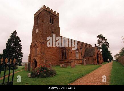 Die St. Mary the Virgin Kirche im Dorf Great Brington in Northamptonshire, die die letzte Ruhestätte für Diana, Prinzessin von Wales sein wird, wurde heute (Montag) angekündigt. Die Prinzessin wird in der Kapelle der Familie Spencer ruhen, die durch drei Steinbögen vom Chor der Kirche aus dem 13. Jahrhundert getrennt ist. In der Kapelle, die 1516 als Privatmausoleum für Familien erbaut wurde, befinden sich die Überreste von 20 Generationen der Familie Spencer. Siehe PA Geschichte ROYAL Diana Kapelle. Stockfoto