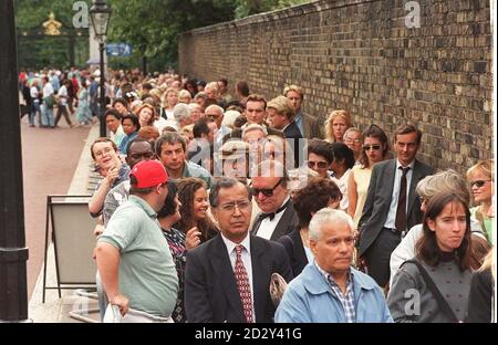 Trauernde stehen heute (Montag) vor dem St. James' Palace an, um das Kondolenzbuch zu unterschreiben und Diana, Prinzessin von Wales, ihre Ehre zu erweisen, die bei einem Autounfall zusammen mit ihrem Gefährten Dodi Fayed in Paris in den frühen Morgenstunden des gestrigen Tages starb. Siehe PA Story ROYAL Diana. Foto von Ben Curtis/PA. Stockfoto