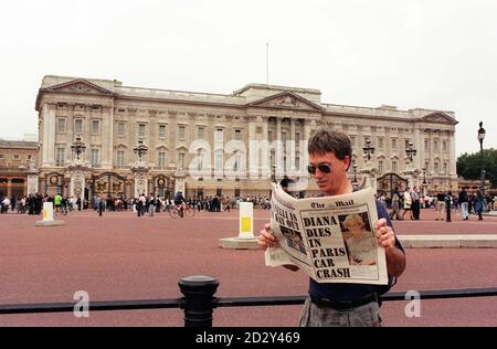 Ein Mitglied der Öffentlichkeit, das die schockierende Nachricht von Dianas Tod liest. ph: sam pearce 31-8-97 Stockfoto