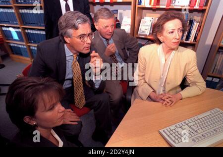 Präsidentin des Handelsrates, Margaret Beckett (rechts), TUC-Generalsekretär John Monks (Mitte) und Adair Turner (links), Generaldirektor der CBI-Überprüfung, ein neues Internet-System, im offenen Lernzentrum von Ericsson, in Burgess Hill Nr Brighton heute Morgen (Weds). PA PIC NEIL MUNNS/ Stockfoto