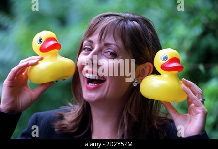 Carol Vorderman, Fernseh- und Radiomoderatorin, setzt sich heute (Mittwoch) im London Commonwealth Institute bei den Young Engineers for Britain 1997 Awards mit „Hot Ducks“ auseinander. Anne Taylor, 12, von der Dronfield School in Sheffield, entwarf Enten, um die Temperatur des Badewassers zu testen und gewann den zweiten Platz in der Kategorie der Einzelperson, Klasse A, 11-14 Jahre. Foto von Stefan Rousseau/PA. Stockfoto