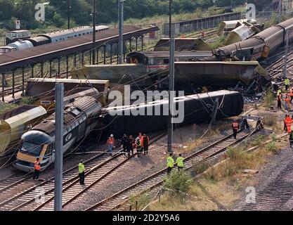 Ein Luftbild des Ortes der Absturzszene von Southall am Freitag, bei der sechs Menschen starben und über 160 Menschen verletzt wurden, als ein großer westlicher Expresszug in einen Güterzug pflügte. Stockfoto