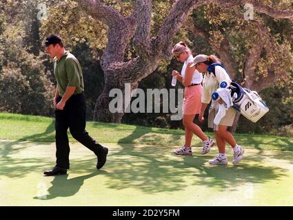 Ryder-Cup-Spieler Nick Faldo geht zum 5. Fairway, gefolgt von Caddie Fanny Sunesson und seiner Freundin Brenna Cepelak (hinten rechts) heute (Montag) in Valderrama. Foto von Rebecca Naden/PA Stockfoto