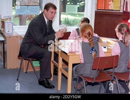 Der Herzog von York spricht mit Schülern der Westfield Independent School, während seines Besuchs in Newcastle heute (Dienstag). Während des Schulbesuchs gab der Prinz Ratschläge, wie man eine Schlange mit Legosteinen zu einem Kindergarten machen kann. Foto von Owen Humpherys/PA. Stockfoto