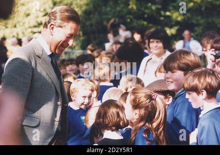 Der Prinz von Wales hält an, um mit Kindern der Stanley Grundschule in der Nähe von Perth zu sprechen, heute (Donnerstag), während seines Besuchs in den Stanley Mills, die vom Phoenix Trust restauriert werden. Rota PIC/PA Stockfoto