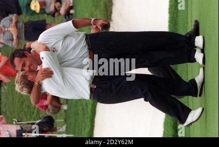 Ryder Cup Kapitän Seve Ballesteros umarmt den europäischen Spieler per-Ulrik Johansson, nachdem er heute (Sonntag) sein Spiel am 16. Loch in Valderrama gewonnen hat. Bild von Rebecca Naden/PA Stockfoto