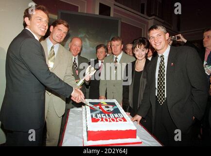 Der Premierminister Tony Blair und seine Frau Cherie nahmen an einem Empfang Teil, der heute Abend (Montag) im Metropole Hotel in Brighton von den Organisatoren der englischen Bewerbung zur Ausrichtung der Fußball-Weltmeisterschaft 2006 abgehalten wurde. Mit ihnen von links nach rechts sind England Manager Glenn Hoddle, Sir Bobby Charlton, der Minister für Sport Tony Banks, der ehemalige England Spieler Geoff Hurst und der ehemalige England Spieler Gary Lineaker. Foto von Fiona Hanson/PA. Stockfoto