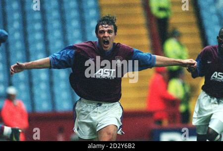 Savo Milosovic von Aston Villa feiert sein Siegtreffer in Bordeaux während der ersten Runde des UEFA-Pokals, der zweiten Etappe in Villa Park heute Abend (Dienstag). Foto von David Jones/PA Stockfoto