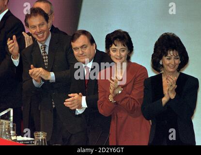 Labour Leaders and Wives applaudieren am Ende der diesjährigen Parteikonferenz in Brighton. Von links: PM Tony Blair, Deputy PM John Prescott, Cherie Booth, Pauline Prescott. Foto von David Cheskin/PA Stockfoto