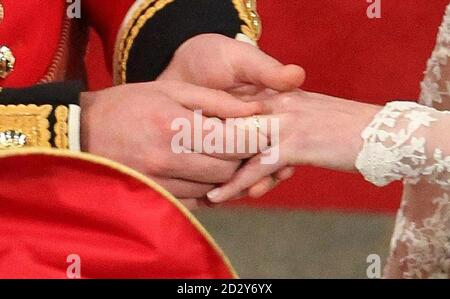 ALTERNATE CROP Prince William und Kate Middleton tauschen während ihres Hochzeitsdienstes in Westminster Abbey, London, Ringe aus. Stockfoto