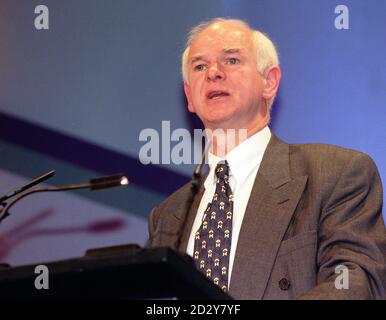 Der ehemalige stellvertretende Gouverneur der Bank of England, Howard Davies, der die Financial Services Authority leitet, sprach heute (Dienstag) im QEII Conference Centre in London, wo der Kanzler den neuen City-Superwächter ins Leben rief. * die FSA, deren Name zum ersten Mal von Brown bekannt gegeben wurde, ersetzt offiziell das Securities and Investment Board. 17/07/03 Sir Howards Davies, der scheidende Vorsitzende der Financial Services Authority, der sagte, dass der Stadtwächter seine Untersuchung über den Zusammenbruch der gespaltenen Kapitalinvestitionstruten verlängert hatte, um mehr Firmen einzubeziehen. Die FSA ist dabei, sich mit diesen zu versuchen Stockfoto