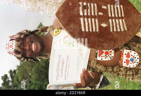 Der Zulu-Prinz Philip Mkhwanazi, las aus dem Buch des Prinzen von Wales, dem alten Mann von Lochnagar, vor der Ankunft des Autors an der Zulu Dukuduku Dorfschule in Südafrika heute Morgen (Montag). Siehe PA Story ROYAL Africa. Foto von John Stillwell/PA. Stockfoto