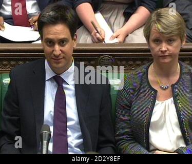 Arbeiterpartei-Führer Ed Miliband mit Yvette Cooper während der Fragen des Premierministers im Unterhaus, London. Stockfoto