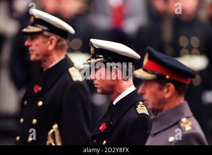 Der Prinz von Wales flankiert vom Herzog von Edinburgh (links) und dem Herzog von Kent während der Kranzniederlegung im Cenotaph am Gedenktag in London, heute. Siehe PA Story SOCIAL Remembrance. Foto von Michael Stephens/PA. Stockfoto