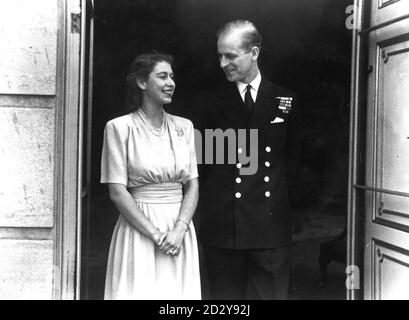 Prinzessin Elisabeth und Lieut. Philip Mountbatten, dessen Engagement angekündigt wurde, posiert für ihre ersten Verlobungsfotos im Buckingham Palace. Stockfoto