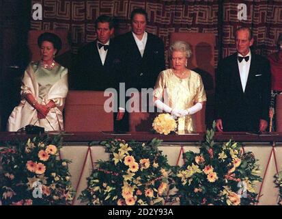 Die britische Königin Elizabeth II. Und der Herzog von Edinburgh, werden von der Schwester der Königinnen, Prinzessin Margaret (äußerste linke Seite) und dem Prinzen von Wales (2. Linke Seite), in der Royal Box in der Royal Festival Hall für ein Royal Gala Concert an diesem Abend (Mittwoch) begleitet, um ihren Goldenen Hochzeitstag zu feiern, Von ihrem jüngsten Sohn Prinz Edward (rechts). Foto von Stefan Rousseau/PA. (WPA-Rota) Stockfoto