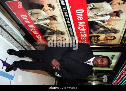 Der amerikanische Schauspieler Wesley Snipes im Empire am Leicester Square heute Abend (Sonntag), wo sein neuester Film, "One Night Stand", seine britische Premiere bei der Abschlussgala des 41. London Film Festivals erhielt. Foto von Neil Munns/PA Stockfoto