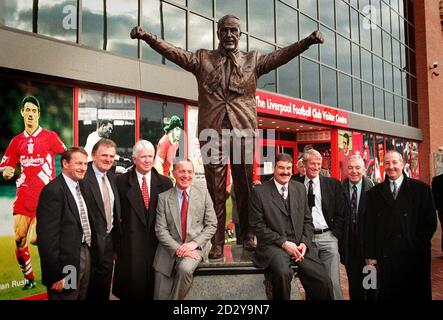 Liverpool-Größen aus der Vergangenheit versammeln sich vor der Statue des legendären Managers des Clubs, Bill Shankly, die heute (Donnerstag) vor Anfield enthüllt wurde. Die Bronzestatue, die vom lokalen Künstler Tom Murphy geschaffen und von den Sponsoren des Clubs Carlsberg in Auftrag gegeben wurde, ist jetzt eine Dauereinrichtung, die jeden Kop-Fan auf dem Boden begrüßt. Von links nach rechts: Roger Hunt, Tommy Lawrence, Chris Lawler, Peter Thompson, Ron Yeats, Willie Stevenson, Ian Callaghan und Gerry Byrne. Stockfoto