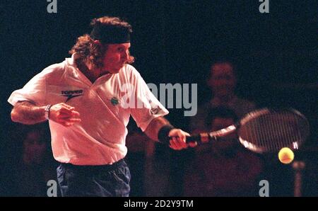 Guillermo Vilas aus Argentinien, im Einsatz gegen den ehemaligen Wimbledon-Champion Bjorn Borg, während des heutigen (Samstag) Senior-Singles-Spiels in der Albert Hall, London. Borg gewann das Spiel 6-2 mit 6:3. Siehe PA Geschichte TENNIS Albert Hall. Foto von Tom Hevezi/PA Stockfoto