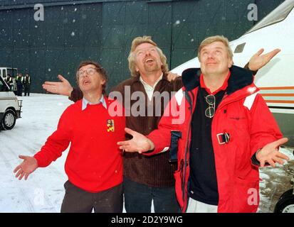 Bibliotheksfiler von Virgin Boss Richard Branson (Mitte) mit dem britischen Wetter und seinen Co-Piloten Alex Ritchie (links) und per Lindstrand am Luton Airport nach ihrem letzten Versuch, die Welt mit Ballon zu umrunden, endete in Enttäuschung. Der vierte Anlauf des Teams wurde erneut verfehlt, als der Ballon heute (Dienstag) am Startplatz in Marakesh, Marokko, seine Verankerungen freibrach und in den Himmel segelte, wobei die leere Kapsel und die verstörte Crew nichts anderes als zu beobachten vermochten. Foto von Michael Stephens. PA Story ADVENTURE Branson ansehen. Stockfoto