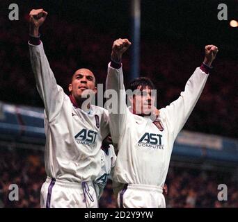 Savo Milosevic (rechts) von Aston Villa feiert sein Tor mit Teamkollege Stan Collymore während der dritten Runde des UEFA Cups, dem zweiten Rückspiel gegen Steaua Bucharest im Villa Park. Foto von Laurence Griffiths/PA. Stockfoto