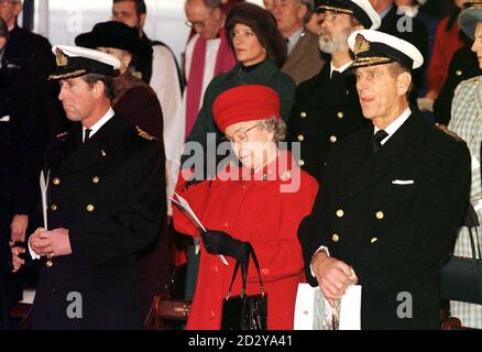 Der Prinz von Wales (von links nach rechts), die Königin und der Herzog von Edinburgh sehen feierlich aus, da die Royal Yacht Britannia heute (Donnerstag) bei einer Zeremonie in Portsmouth ausbezahlt wird. Siehe PA Story ROYAL Britannia. Foto von John Stillwell/PA. Stockfoto