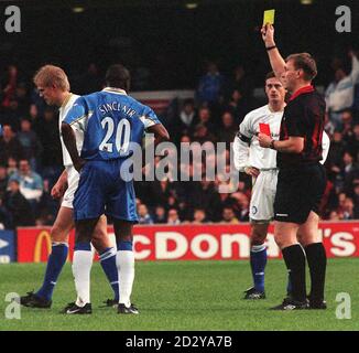 Der Schiedsrichter spielte seine Karten direkt an der Stamford Bridge an diesem Nachmittag (Samstag) mit einem zweiten gelben für Leeds United's Alf-Inge Haaland (hinten links), gefolgt von dem roten, als er seine Marschbefehle von Schiedsrichter Graham Poll während seines Seitenbesuchs in Chelsea für ihren FA Carling Premiership Kampf bekommt. Foto von Sean Dempsey/PA. Stockfoto