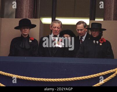 PRINZESSIN ALEXANDRA, IHR EHEMANN SIR ANGUS OGILVY UND DER HERZOG UND DIE HERZOGIN VON GLOUCESTER BEOBACHTEN DAS VERFAHREN DES GEDENKTAGES IN WHITEHALL, LONDON Stockfoto