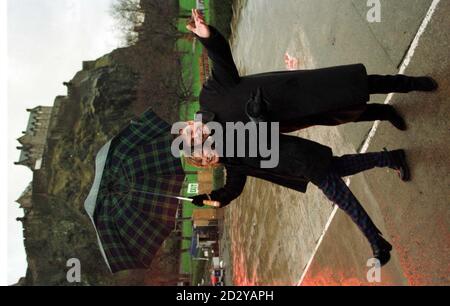 Die TV-Moderatoren Anthea Turner und phillip schofield schauen sich heute (Dienstag) das Wetter in Edinburgh an, bevor morgen die Hogmanay-Party in Princess Street Gardens stattfindet. Foto von Chris Bacon/PA Stockfoto