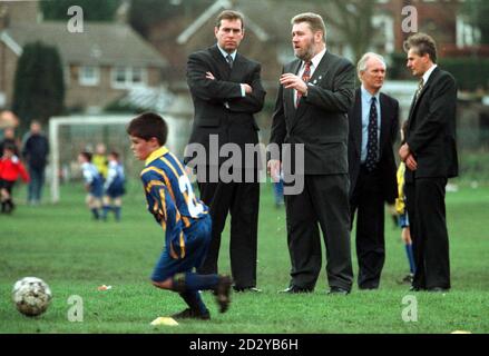 Der Duke of York (links) spricht mit dem Sekretär des Hamilton Panthers Football Club Phil Sanderson, während er heute (Freitag) eine Coaching-Sitzung während seines Besuchs im Fußball-Gemeindereverein in York sieht. ROTA Foto von OWEN HUMPHREYS/PA Stockfoto