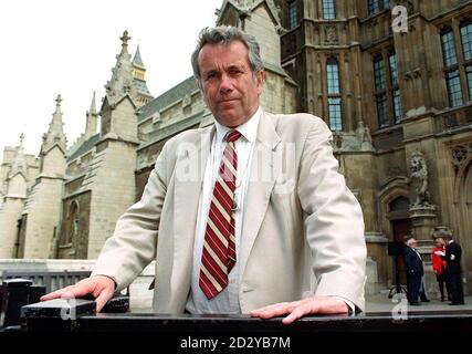 Bibliotheksdatei vom 97. Der Anti-Sleaze-Abgeordnete Martin Bell, der plant, seine Jahre als Politiker zu dokumentieren, als er Westminster verlässt, wahrscheinlich bei den nächsten Parlamentswahlen. Der Ex-Kriegsreporter, der Neil Hamilton als Abgeordneter für Tatton verdrängte, hat immer darauf bestanden, dass er nur für eine Amtszeit ansetzen wollte. Siehe PA Geschichte POLITIK Bell. Foto von Justin Williams/PA. Stockfoto