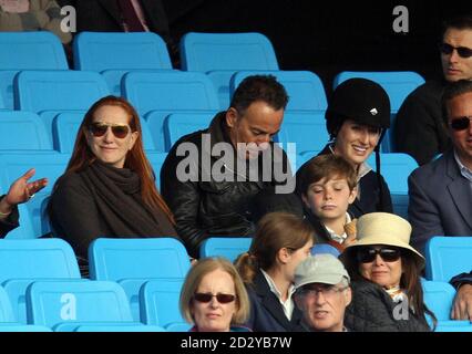 Bruce Springsteen mit Frau Patti Scialfa (links) und seiner Tochter Jessica (rechts) beim Springen im Royal Windsor Horse. Bruce's Tochter Jessica hat in der Show in Springturnier-Events für die USA konkurriert. Stockfoto