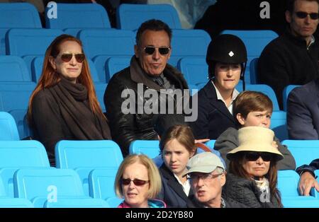 Bruce Springsteen mit Frau Patti Scialfa (links) und seiner Tochter Jessica (rechts) beim Springen im Royal Windsor Horse. Bruce's Tochter Jessica hat in der Show in Springturnier-Events für die USA konkurriert. Stockfoto