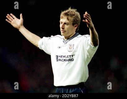 Jurgen Klinsmann von Tottenham Hotspur hebt ungläubig die Arme, nachdem Manchester United an diesem Nachmittag (Samstag) beim Premiership Clash in Old Trafford die zweite war. Manchester United besiegte Tottenham mit 2:0. Foto von Owen Humphreys/PA. Stockfoto