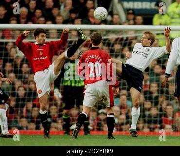 Manchester United's Ronny Johnson und Tottenham Hotspur's Jurgen Klinsmann kämpfen um den Ball während des Premiership Clash am heutigen Nachmittag (Samstag) im Old Trafford. Manchester United besiegte Tottenham mit 2:0. Foto von Owen Humphreys/PA. Stockfoto