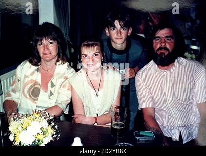 Undated Collect Foto der Familie Elden, Margaret (von links nach rechts), Laura, Clive und Tommy. Tommy Elden, 48, erhielt heute (Montag) wegen des versuchten Mordes an seiner Tochter Laura Eldon und seiner Schwägerin Karen Newman lebenslange Haft, nachdem seine Frau ihn verlassen hatte. Siehe PA Story COURTS Stabbing. Foto von Findlay Kember/PA Stockfoto