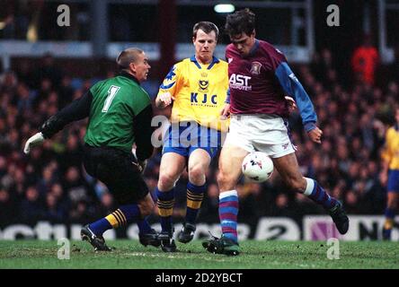 Savo Milosevic von Aston Villa (rechts) bringt den Ball an Portsmouth' Torwart Alan Knight vorbei, um für Villa zu Punkten, während Portsmouth's Andy Awford (Mitte) anschaut, während der heutigen (Mittwoch) FA Cup 3. Runde Wiederholung in Villa Park. Bild: David Jones/PA Stockfoto