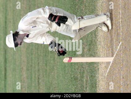 England Wicket-Keeper Jack Russell trägt einen Hut, wenn Tufnell Bowls, aber einen harten Helm, wenn Dean Headley Bowls, während des Spiels gegen Jamaika im Jarrett Park, Montego Bay, heute (Sonntag). Bild von Rebecca Naden/PA. *EDI* Stockfoto