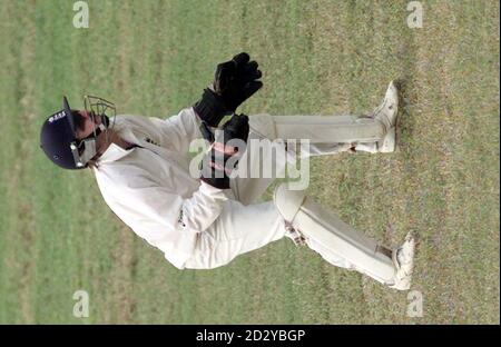 England Wicket-Keeper Jack Russell trägt einen Hut, wenn Tufnell Bowls, aber einen harten Helm, wenn Dean Headley Bowls, während des Spiels gegen Jamaika im Jarrett Park, Montego Bay, heute (Sonntag). Bild von Rebecca Naden/PA. *EDI* Stockfoto