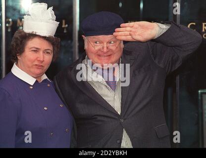 DER KOMIKER BENNY HILL SPIELT BEIM VERLASSEN DES CROMWELL-KRANKENHAUSES, LONDON, MIT MATRON STEHEND, SEINE FRED-FIGUR. * 4/4/2001: Im Lewisham Hospital in London wird Gesundheitsminister Alan Milburn voraussichtlich bekannt geben, dass er im nächsten Jahr Matronen auf die Krankenstationen zurückbringen wird. Nach einer 30-jährigen Abwesenheit werden bis April 2002 500 Matronen mit eigenen Uniformen und Abzeichen in Krankenhäusern in England eingesetzt. Stockfoto