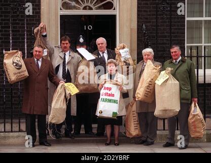 Sir David Naish (Mitte, Rückseite), Präsident der NFU mit Bauern außerhalb der Downing Street während der heutigen Kundgebung (Dienstag), als sie ihre Petition "Keep Britain Farming" ablieferten. Siehe PA Story FARMING Rally. Foto von Ben Curtis/PA. Stockfoto