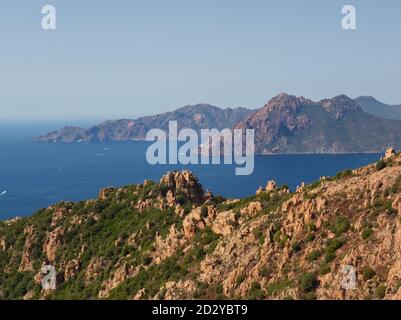 Schöne Landschaft von der felsigen Bucht in Piana mit dem Rote Farben der Bucht von Porto Stockfoto