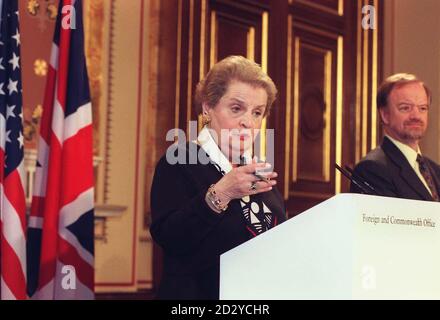DIE US-Außenministerin Madeleine Albright steht an der Seite von Außenministerin Robin Cook, die heute (Samstag) in London nach Gesprächen über die aktuelle irakische Waffeneinflußkrise in den Medien spricht. Siehe PA Geschichte POLITIK Irak. Foto von Fiona Hanson/PA Stockfoto