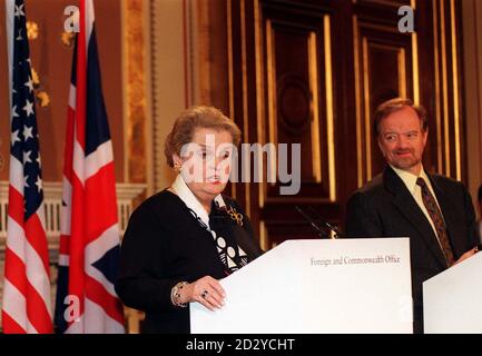 DIE US-Außenministerin Madeleine Albright steht neben dem Außenminister Robin Cook, während sie heute (Samstag) in London nach Gesprächen über die irakische Waffeneinflußkrise vor den Medien spricht. Siehe PA Geschichte POLITIK Irak. Foto von Fiona Hanson/PA Stockfoto