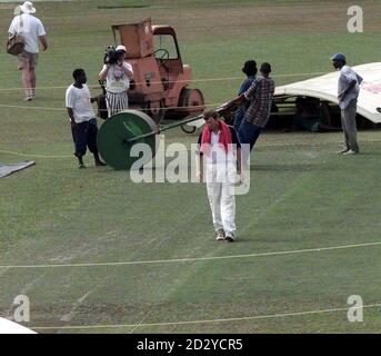 England Kapitän Mike Atherton prüft die Test-Plätze im Queen's Park, Cricket Club, Trinidad heute (Dienstag). Bild von Rebecca Naden.*EDI* Stockfoto