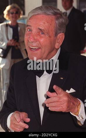 Bibliotheksdatei vom 09.06.96 des erfahrenen Komikers Norman Wisdom, der seinen 82. Geburtstag am Mittwoch 04.02.98 feiert. Foto von Adam Butler/PA Stockfoto