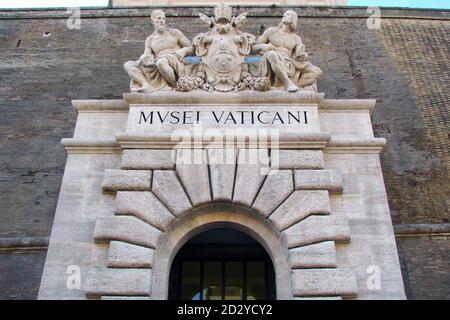 Rom, Italien - 04 01 2014: Der Eingang zu den Vatikanischen Museen. Alte Statuen über der Tür zu den katholischen Museen des Vatikans. Stockfoto