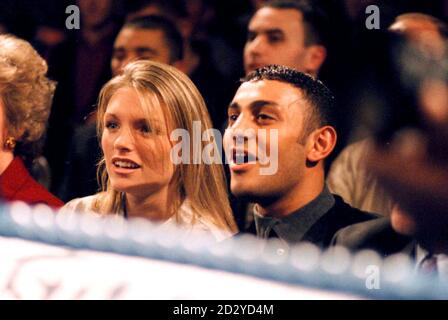 Weltmeister 'Prince' Naseem Hamed und seine Freundin Eleasha Elphinstone sehen sich im Mansfield Leisure Center den WBO Bantamweight Titelkampf zwischen Daniel Jiminez und Drew Docherty an. 09/02/98 das Paar soll geheiratet haben, bei einer Zeremonie in Sheffield. Stockfoto