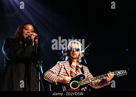 PA NEWS PHOTO : 9/2/98 : SÄNGER SHOLA AMA TRITT MIT SÄNGER UND GITARRIST DAVE STEWART BEI DER ZEREMONIE DER BRITS AWARDS IN DER LONDONER DOCKLANDS ARENA AUF. FOTO VON FIONA HANSON. Stockfoto